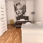 Marilyn W Kamienicy Wicherkiewiczow Apartment