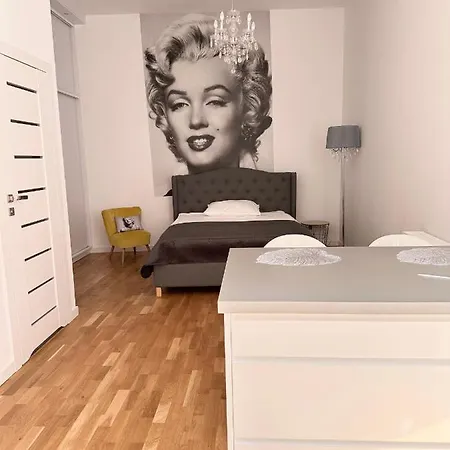Marilyn W Kamienicy Wicherkiewiczow Apartment