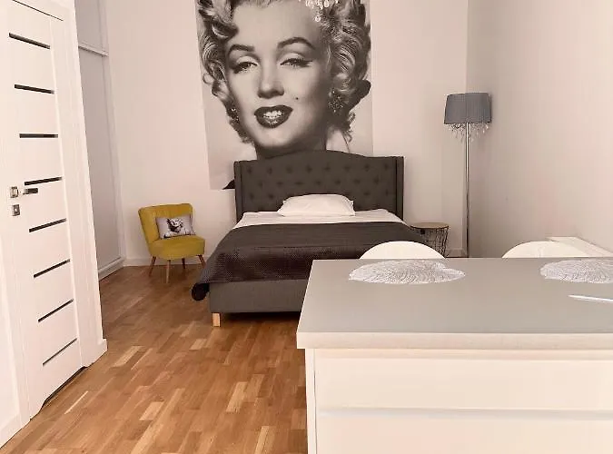 Marilyn W Kamienicy Wicherkiewiczow Apartment